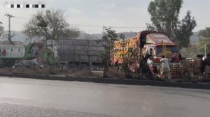 Грузовик слетел с дороги. Ремонт переднего моста. Пакистан