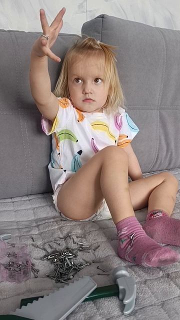 Суровые дети играют с гвоздями