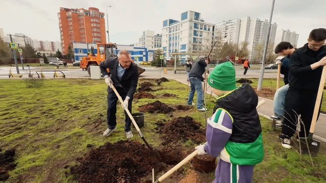 Вместе с жителями Крылатского высадили деревья и кусты сирени в сквере Звезда.