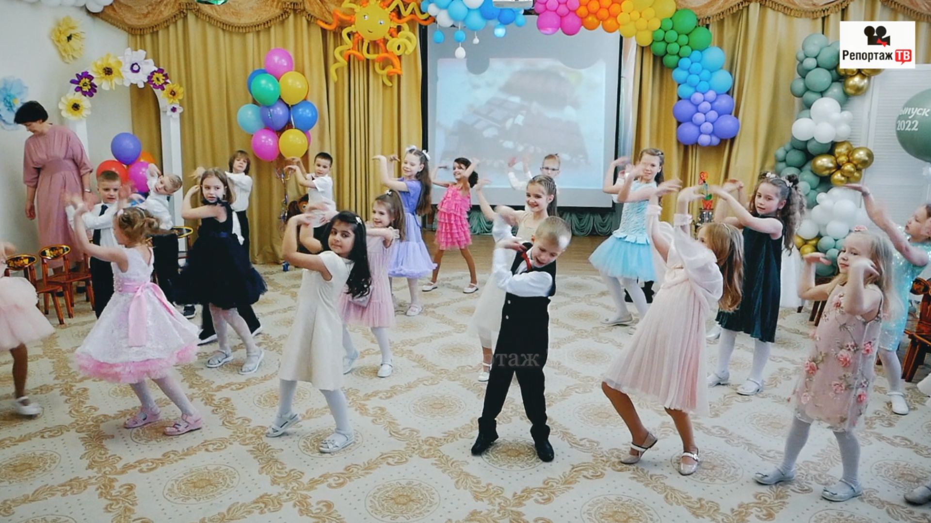 Юморные сценки родителей на Выпускном и танец выпускников - видеосъёмка в детском саду