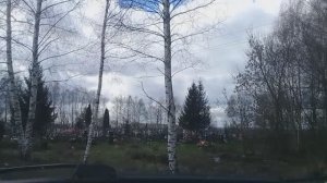 Поехали с соседями на кладбище, где мы живём. Сегодня Радоница