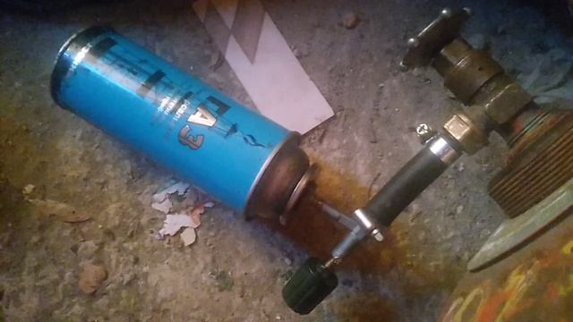 Заправка туристических газовых баллонов осуществляется с помощью специального адаптера .