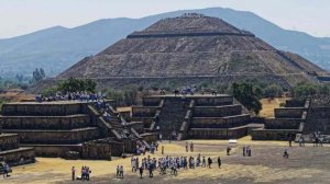 Неизвестный открыл стрельбу у пирамид в Мексике и ранил 13 человек