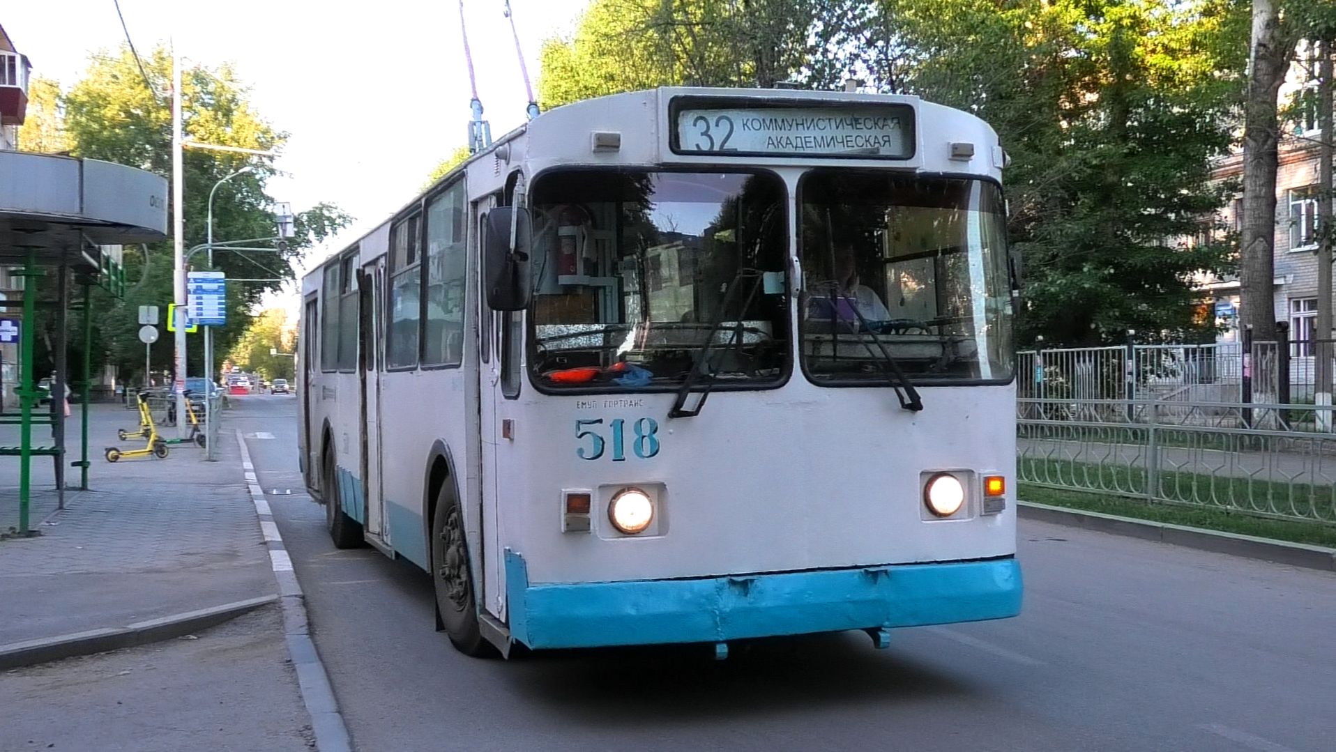 Троллейбус Екатеринбурга ЗиУ-682Г Г00 борт. 518 маршрут 32 на остановке Мира