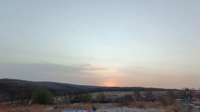 Утро в Уссурийске. Вторник. 21.94.2026. Минимальная облачность. Солнце за пеленой облачности.часть 1