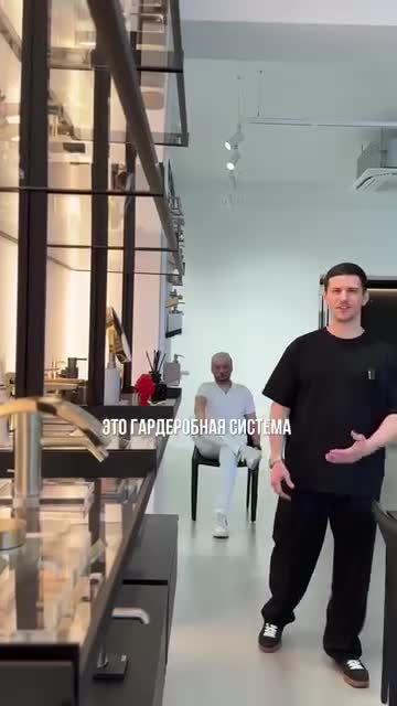 Гардеробная система была адаптирована для использования в шоуруме сантехники @malina.interiorroom