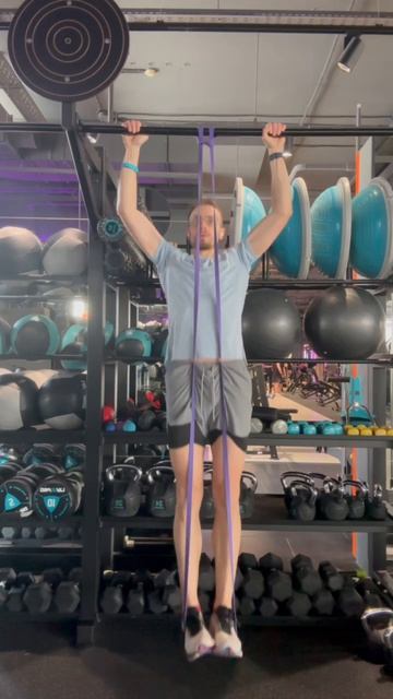 Подтягивания на турнике с резиной