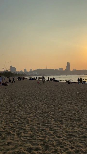 Паттайя. Закат в Паттайе на центральном пляже.