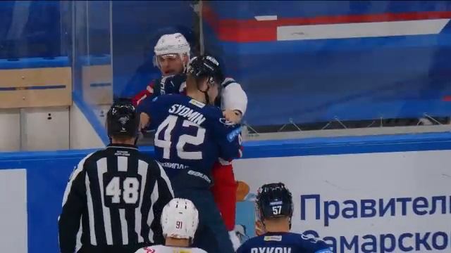 Архив КХЛ. Лада_ Локомотив 16092025. Драка опытных бойцов - Семин против Елесина.