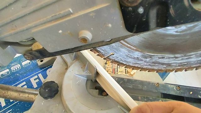 МОНТАЖ ПОУЛИРИТАНОВЫХ ПЛИНТУСОВ . тел. 8 989 684 7924 РЕМОНТ КВАРТИР и ВАННЫХ КОМНАТ.