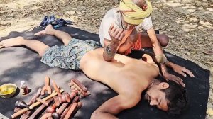 Индийский парикмахер Нага Баба  делает массаж всего тела деревянными инструментами.