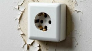 Как сделать чтобы розетка не вываливалась из стены.