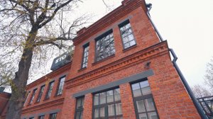 Особняк в окружении новой застройки у «Римской»