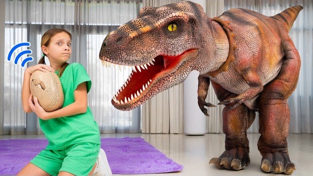 Ева завела питомца! И он чертовски голоден 🦖