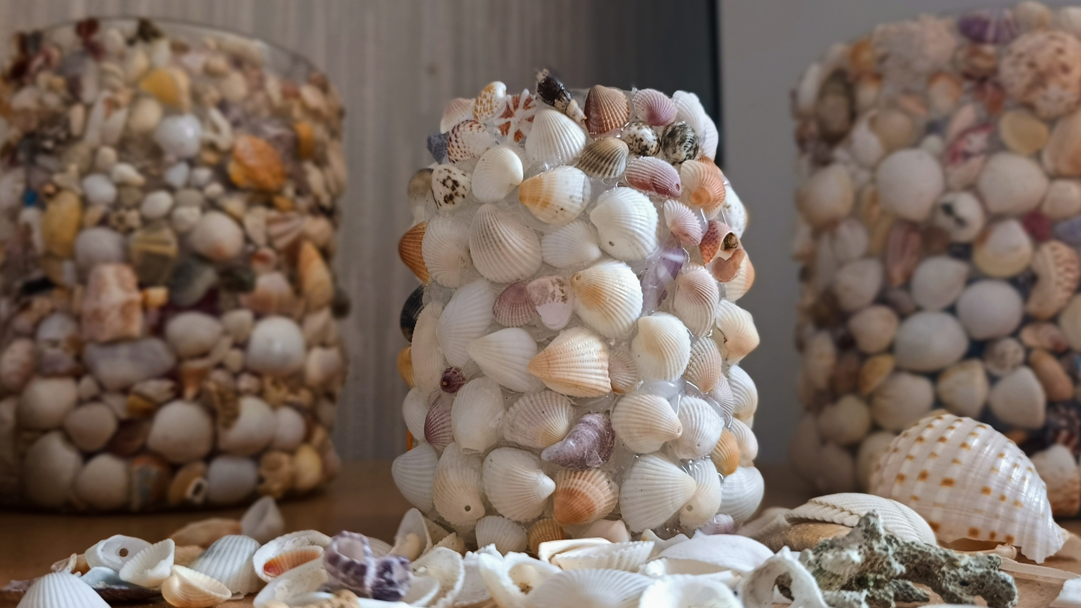 куда использовать ракушки. как сделать необычную вазу. как украсить банку.