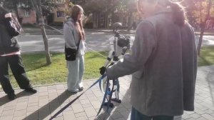 в Нске робот гуляет