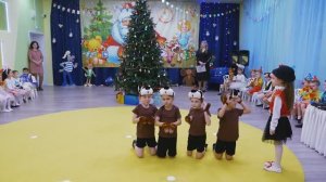 Новогоднее представление. Дрессировщица и собачки