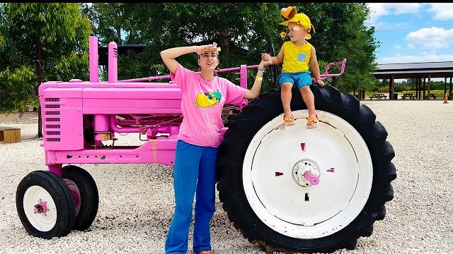 Крис и мама учатся собирать клубнику и овощи на ферме.