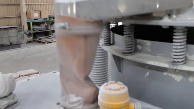 Переработка 1000 тонн стеклянных бутылок в новые материалы. Японский завод