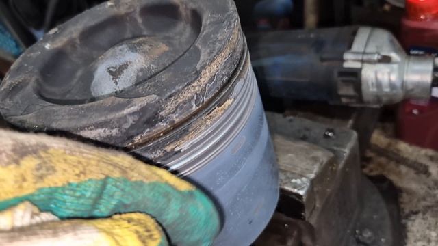 Выбрасывает антифриз из расширительного бачка