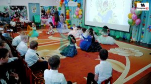 Красивый танец девочек с платочками на Выпускном утреннике - фото и видео детских праздников