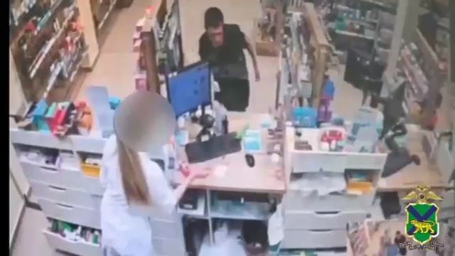 🫣 Во Владивостоке бомж с игрушечным оружием решил напасть на аптеку.