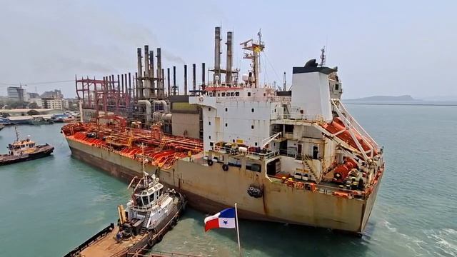 Классика жанра в действии: швартовка танкера правым бортом