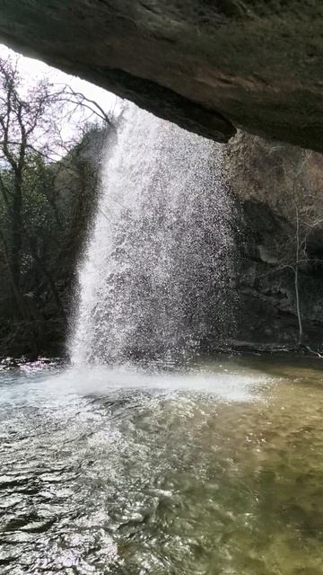под водопадом