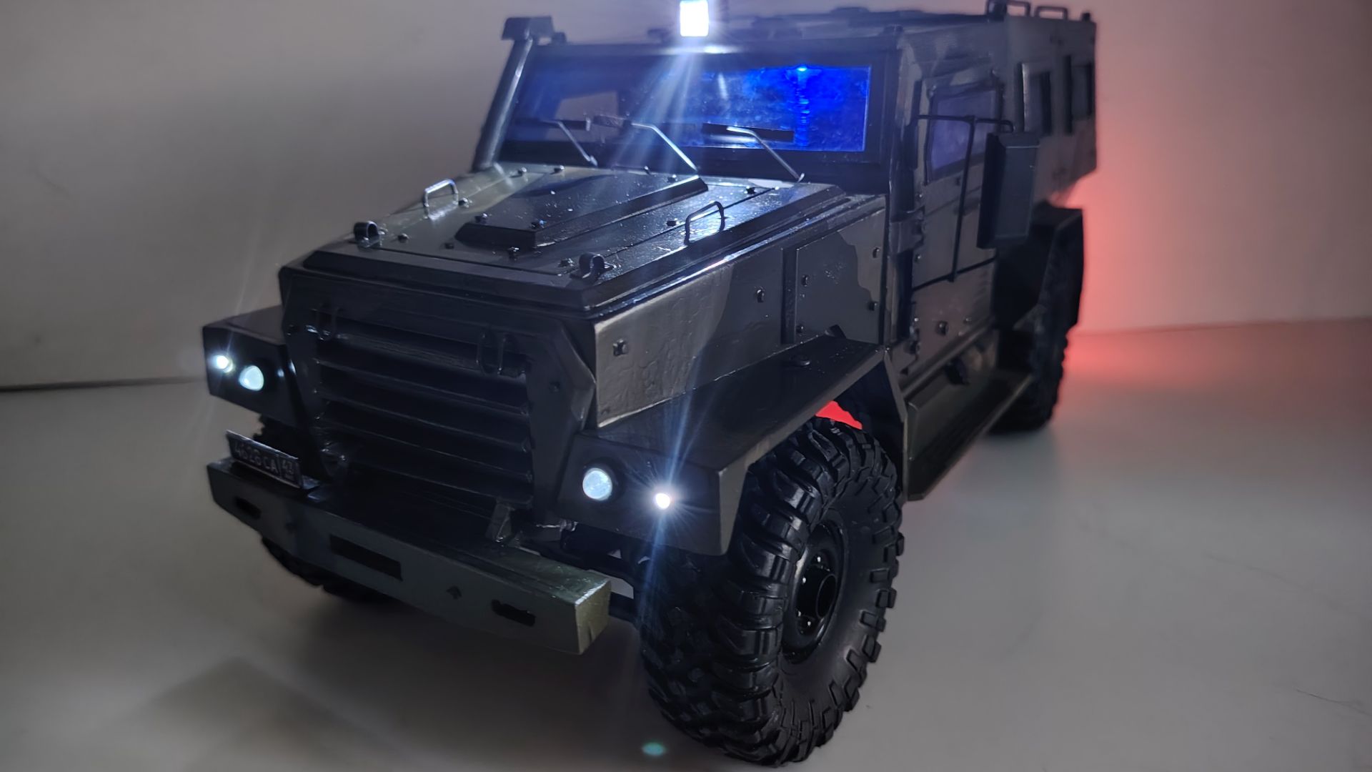 RC модель бронеавтомобиля ВПК3927 ВОЛК