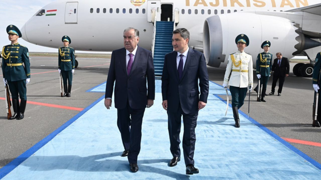 Эмомали Рахмон прибыл в Астану для участия в региональном экологическом саммите