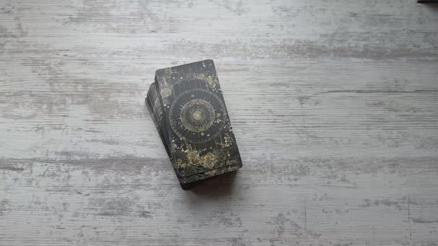 скучает ли по вас бывший? таро расклад один вариант