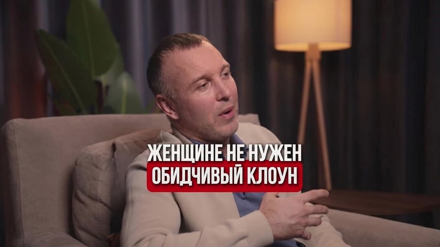 Экспертный рилс в формате говорящей головы, снятый на две камеры с использованием моторизированных