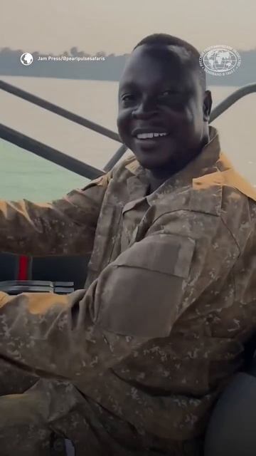 🦛+1 фобия: бегемот напал на лодку туристов в Уганде #shorts