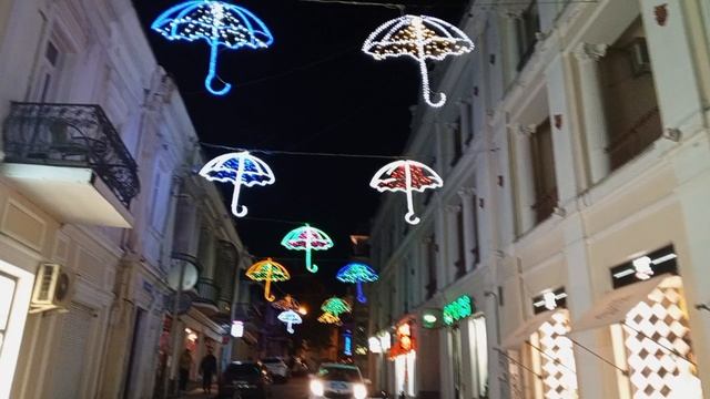 Ночная пешеходная улица, украшенная светящимися зонтиками, в Ялте.