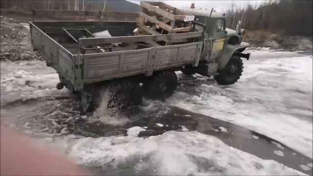 Россия, лесовозы и грязь по кабину — назад пути нет