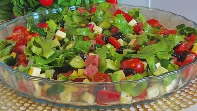 Безумно вкусный салат с овощами, зеленью,колбасой и сыром Изюминка салата -  ароматная заправка