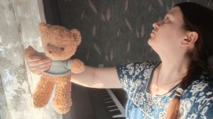 Плюшевый медведь в деревне счастлив