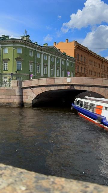 В САНКТ-ПЕТЕРБУРГЕ открыт сезон прогулок по рекам и каналам.