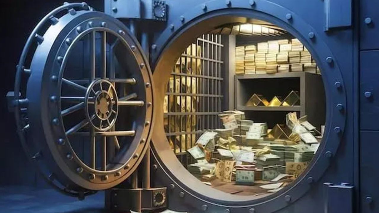 Открыли сейф со 100 млн  после ограбления банка.