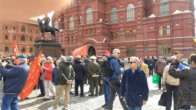 Москва День Рождения Ленин Революция 2 Недвижим в гранитном склепе Вызывает шок и трепет