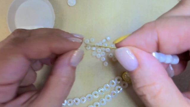 Как собрать двухрядное колье. Летнее колье из перламутровых бусин Русалочка