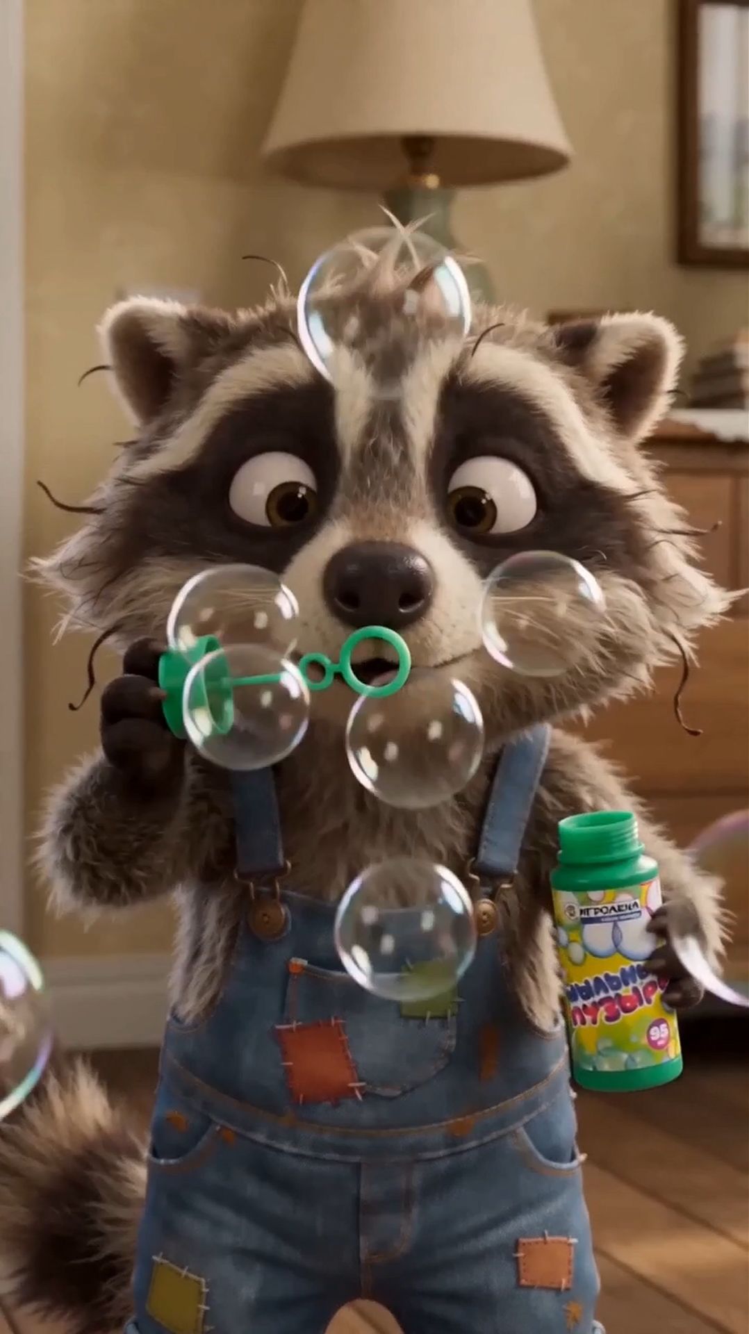 Енот и мыльные пузыри!