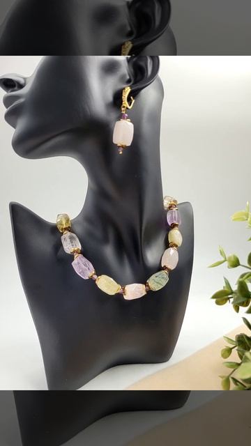 Колье из  разных камней.