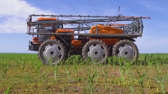 Самоходный опрыскиватель‑разбрасыватель Туман 3