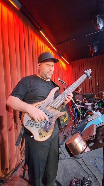 Солировал только что в клубе Бутмана, на басу Dingwall ABII, но сейчас дома уже. 
.