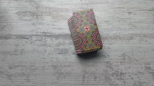 что между вами? по вашему мнению/по мнению человека по мнению карт?