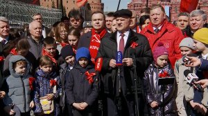 В 156-ю годовщину со дня рождения В.И Ленина коммунисты возложили венки и цветы к Мавзолею