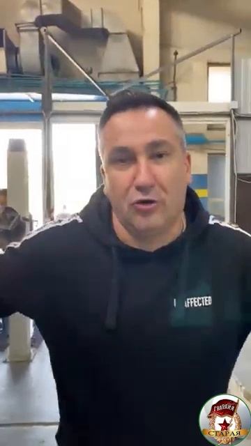 Блондинка в автосервисе.22