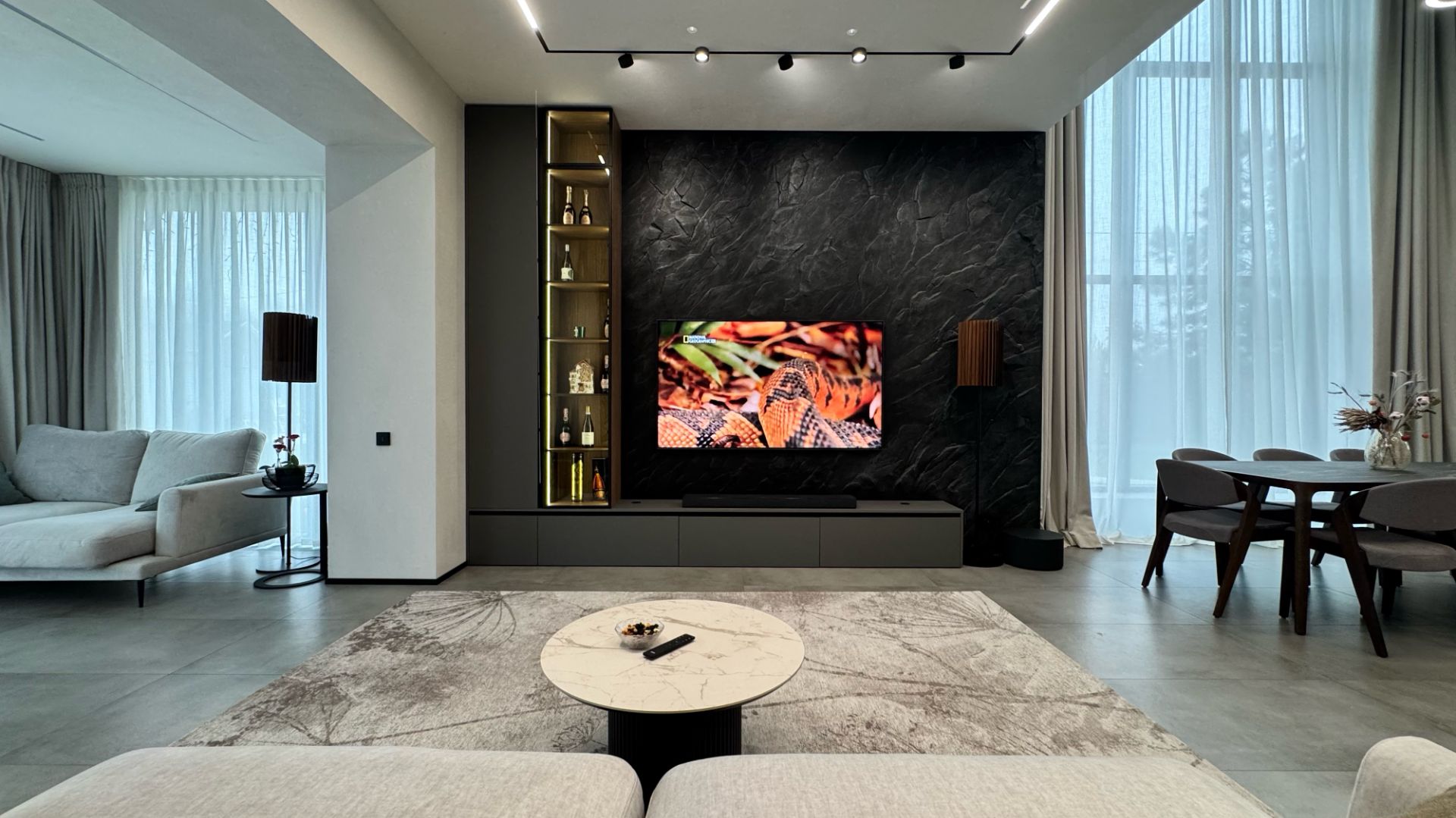 ТВ-зона с каменной стеной | Центр притяжения в интерьере