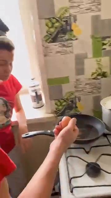 Безумный пранк  как готовить яишницу